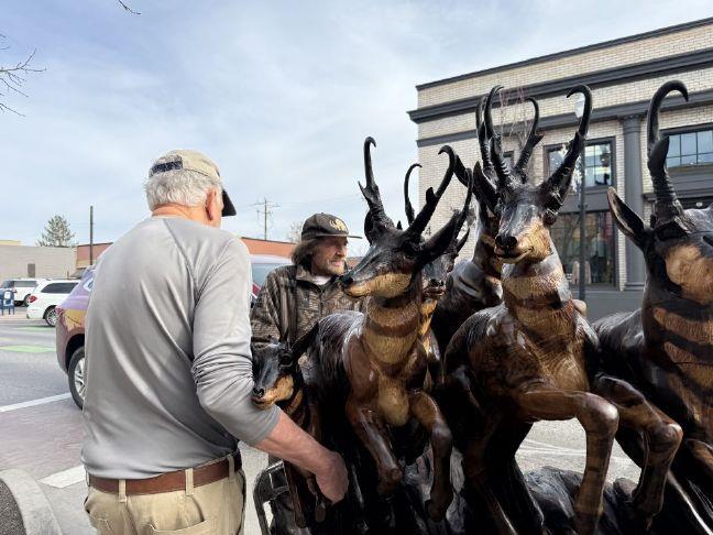 Sisters woodcarver finishes piece last minute before art center show